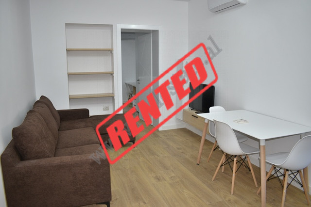 Apartament 1+1 per qira prane rruges se Durresit ne Tirane.

Ndodhet ne katin e 2-te te nje pallat